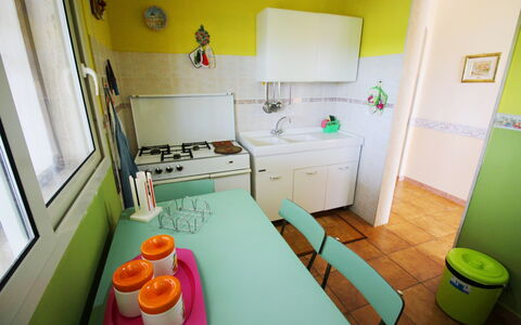 Villa Floridia: Möbel, Interior Design, Flooring, Küche, Major Appliance, Fussboden, Zimmer, Countertop, Küchengerät, Beleuchtung