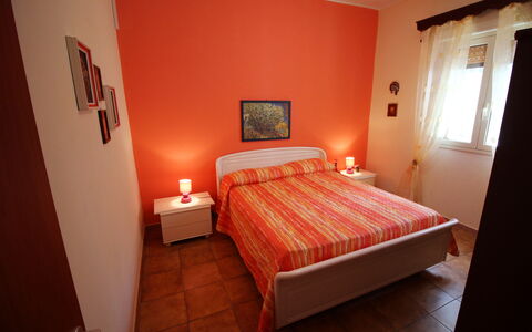 Villa Floridia: Möbel, Bett, Schlafzimmer, Bedding, Bettdecke, Interior Design, Holz, Linens, Fussboden, Zimmer