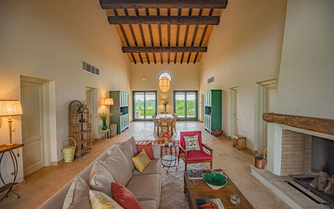 Villa Lodolaio: Möbel, Zuhause, Estate, Decke, Stuhl, Villa, Wohnzimmer, Bauernhaus, Design, Zimmerpflanze