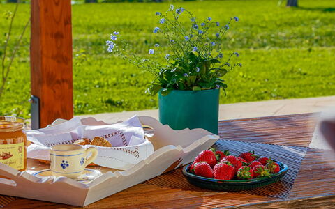 Villa Lodolaio: Geschirr, Essen, Tabelle, Servierware, Drinkware, Möbel, Tasse, Obst, Dishware