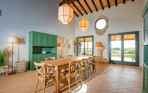 Villa Lodolaio: Möbel, Interior Design, Decke, Tabelle, Flooring, Küche & Esszimmer Tisch, Stuhl, Esszimmer, Light Fixture, Leuchter