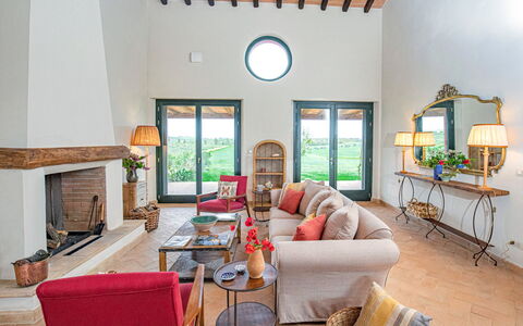 Villa Lodolaio: Möbel, Wand, Interior Design, Zuhause, Tabelle, Beleuchtung, Stuhl, Flooring, Couch, Wohnzimmer