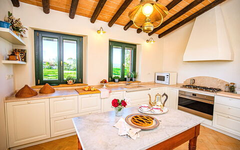 Villa Lodolaio: Interior Design, Möbel, Flooring, Holz, Küche, Decke, Countertop, Zimmer, Beleuchtung, Fussboden