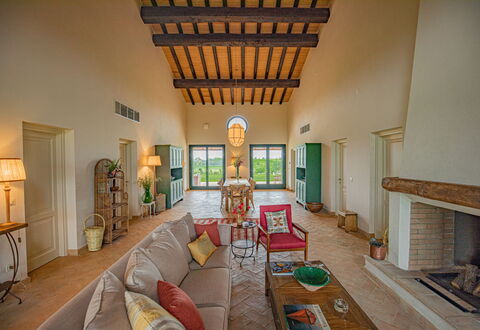 Villa Lodolaio: Möbel, Zuhause, Estate, Decke, Stuhl, Villa, Wohnzimmer, Bauernhaus, Design, Zimmerpflanze