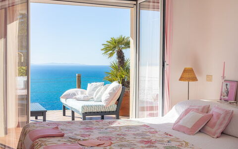 La Terrazza sul Mare: Möbel, Interior Design, Schlafzimmer, Linens, Textil, Bett, Zuhause, Fussboden, Beleuchtung, Zimmer