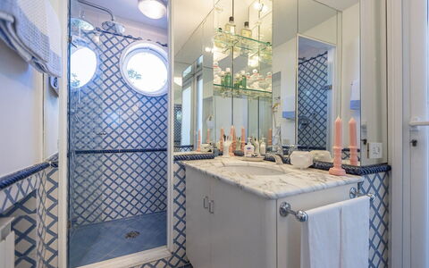 La Terrazza sul Mare: Blau, Wand, Interior Design, Armatur, Badezimmer, Flooring, Beleuchtung, Spiegel, Fussboden, Fliese