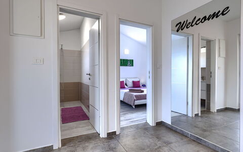Istria Queen: Flooring, Fussboden, Interior Design, Zimmer, Decke, Tür, Wohnung, Holzboden, Zuhause, Laminatboden
