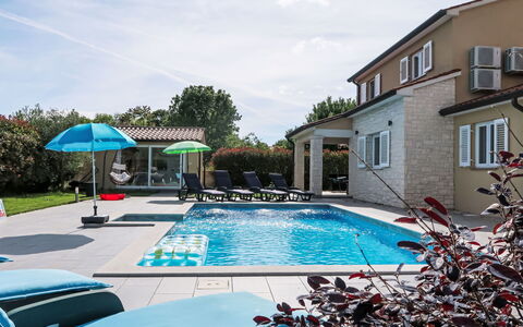 Istria Queen: Schwimmbad, Resort, Gartenmöbel, Freizeit, Estate, Stuhl, Eco Hotel, Villa, Water Feature, Regenschirm