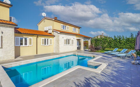 Istria Queen: Blau, Schwimmbad, Wohngebiet, Zuhause, Haus, Resort, Dach, Verbundwerkstoff, Estate, Eco Hotel