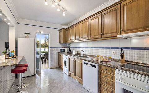 Manelito House - Sunny Way: Küche, Countertop, Flooring, Küchengerät, Major Appliance, Cabinetry, Interior Design, Fussboden, Zuhause, Decke