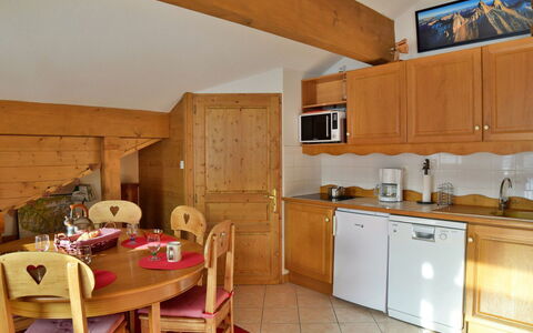 Balcons des Pistes C: Interior Design, Möbel, Decke, Zimmer, Cabinetry, Holzbeize, Hartholz, Schrank, Schublade, Stuhl