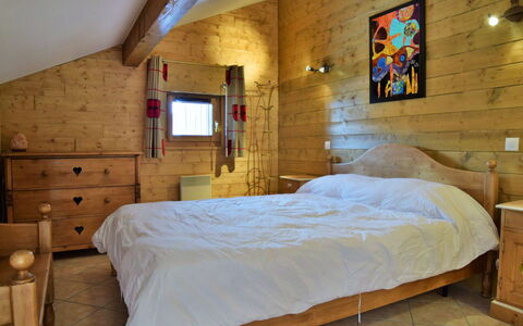 Balcons des Pistes C: Möbel, Bett, Interior Design, Schlafzimmer, Holz, Flooring, Fussboden, Decke, Zimmer, Bettdecke