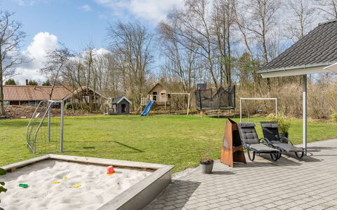 Esben - 11Km from the Sea: Dach, Haus, Zuhause, Hütte, Abstellgleis, Estate, Auffahrt, Gartenbauten, Garten, Schuppen