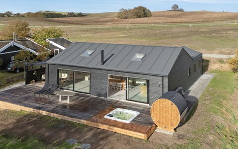 Antomine - 150M from the Sea: Holz, Zuhause, Veranda, Deck, Hartholz, Dach, Holzbeize, Holzboden, Eco Hotel