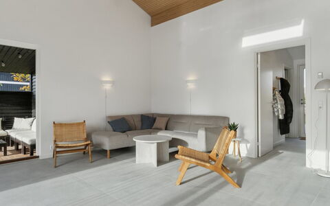 Antomine - 150M from the Sea: Holz, Zuhause, Veranda, Deck, Hartholz, Dach, Holzbeize, Holzboden, Eco Hotel