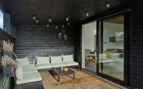 Antomine - 150M from the Sea: Holz, Zuhause, Veranda, Deck, Hartholz, Dach, Holzbeize, Holzboden, Eco Hotel