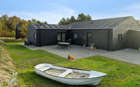 Antomine - 150M from the Sea: Holz, Zuhause, Veranda, Deck, Hartholz, Dach, Holzbeize, Holzboden, Eco Hotel