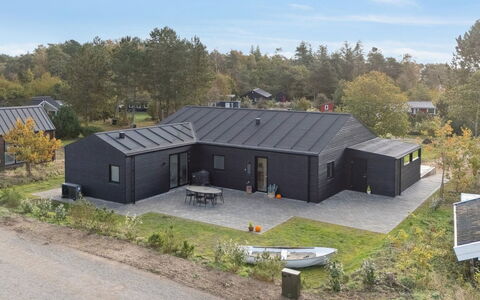 Antomine - 150M from the Sea: Holz, Zuhause, Veranda, Deck, Hartholz, Dach, Holzbeize, Holzboden, Eco Hotel