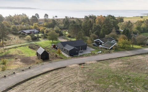 Antomine - 150M from the Sea: Holz, Zuhause, Veranda, Deck, Hartholz, Dach, Holzbeize, Holzboden, Eco Hotel