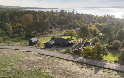 Antomine - 150M from the Sea: Holz, Zuhause, Veranda, Deck, Hartholz, Dach, Holzbeize, Holzboden, Eco Hotel