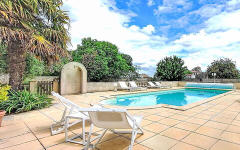 Geay 600: Schwimmbad, Resort, Gartenmöbel, Verbundwerkstoff, Eco Hotel, Garten, Schatten, Flagstone, Landscaping, Stuhl