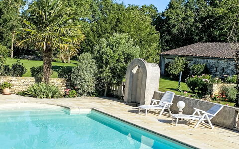 Geay 600: Strauch, Garten, Schwimmbad, Schatten, Landscaping, Hinterhof, Flagstone, Blumentopf, Gartenmöbel