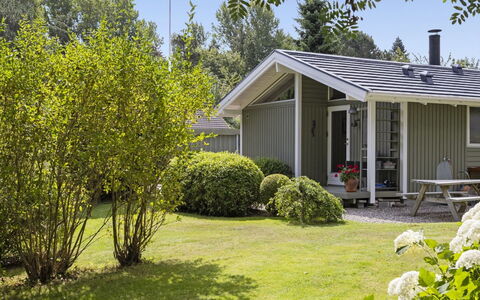 Franke - 1.2Km from the Sea: Strauch, Zuhause, Haus, Hütte, Garten, Dach, Ground, Abstellgleis, Gartenbauten
