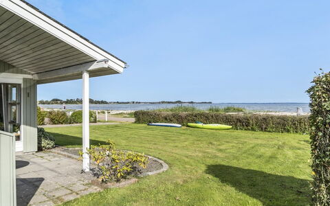 Assarina - 15M from the Sea: Zuhause, Dach, Haus, Tür, Hütte, Schatten, Garten, Ground, Veranda, Garten