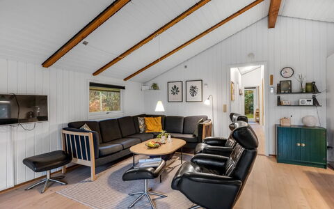 Veera - from the Sea: Holz, Decke, Interior Design, Couch, Wohnzimmer, Zuhause, Möbel, Zimmer, Light Fixture