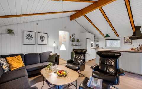 Veera - from the Sea: Holz, Möbel, Interior Design, Couch, Decke, Wohnzimmer, Zuhause, Flooring, Beleuchtung, Fussboden