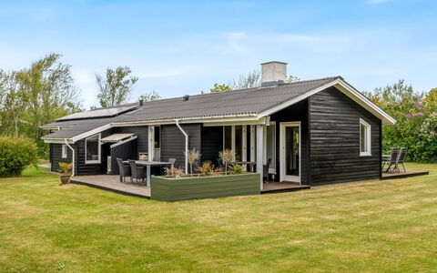 Ensio - 1.2Km from the Sea: Dach, Haus, Hütte, Zuhause, Abstellgleis, Veranda, Estate, Bauernhaus, Rasen, Garten