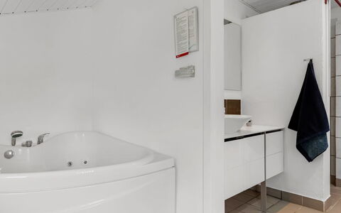 Ensio - 1.2Km from the Sea: Flooring, Fussboden, Armatur, Interior Design, Decke, Badezimmer, Zapfhahn, Sinken, Installation, Zimmer