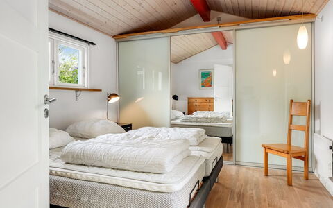 Ensio - 1.2Km from the Sea: Interior Design, Schlafzimmer, Möbel, Bett, Decke, Fussboden, Beleuchtung, Zuhause, Bettdecke, Zimmer