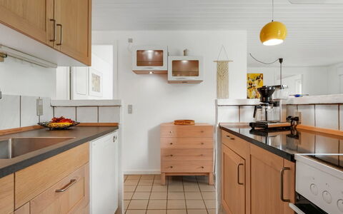Ensio - 1.2Km from the Sea: Countertop, Küche, Cabinetry, Möbel, Interior Design, Flooring, Küchengerät, Holz, Sinken, Armatur