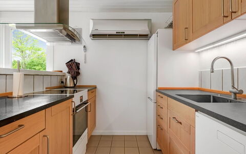 Ensio - 1.2Km from the Sea: Countertop, Küche, Cabinetry, Küchengerät, Flooring, Interior Design, Spüle, Major Appliance, Möbel, Holz