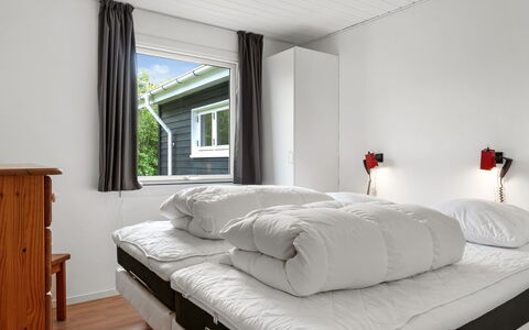 Ensio - 1.2Km from the Sea: Holz, Decke, Interior Design, Fussboden, Schlafzimmer, Möbel, Flooring, Bett, Zuhause, Zimmer