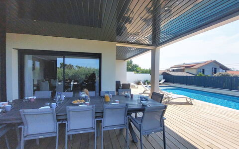 Villa Dune: Schwimmbad, Die Architektur, Möbel, Gartenmöbel, Zuhause, Wohngebiet, Schatten, Stuhl, Dach, Verbundwerkstoff