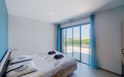 Villa Dune: Schlafzimmer, Bett, Interior Design, Möbel, Bettdecke, Fussboden, Bedding, Decke, Beleuchtung, Zimmer