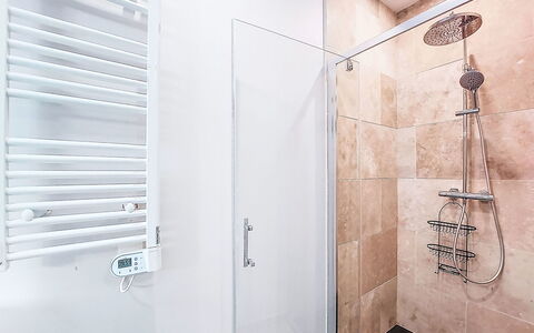 Villa Dune: Badezimmer, Armatur, Flooring, Fussboden, Interior Design, Dusche, Duschkopf, Installation, Zapfhahn, Duschpaneel