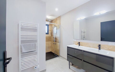Maison Dune: Flooring, Fussboden, Interior Design, Armatur, Badezimmerschrank, Badezimmer, Spiegel, Cabinetry, Zapfhahn, Decke