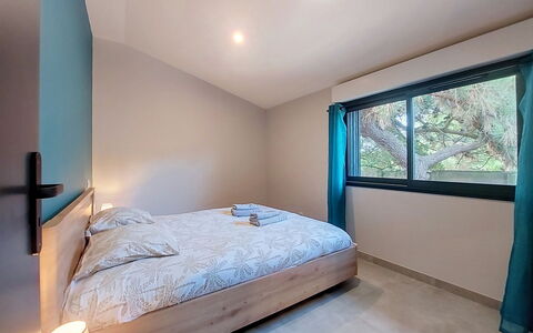 Maison Dune: Interior Design, Möbel, Bett, Schlafzimmer, Wand, Holz, Fussboden, Flooring, Decke, Bettdecke