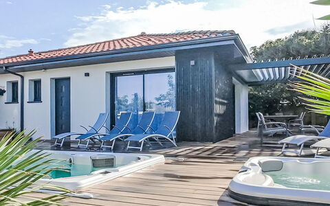Maison Dune: Zuhause, Gartenmöbel, Tür, Verbundwerkstoff, Resort, Schwimmbad, Schatten, Stuhl, Estate, Eco Hotel