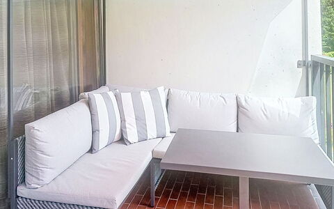 Studio Landskron Seezugang: Möbel, Gartenmöbel, Fussboden, Glas, Schatten, Outdoor Struktur, Stuhl, Tisch Im Freien, Balkon, Terrasse