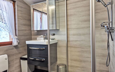 La Tanière: Armatur, Sinken, Flooring, Interior Design, Zapfhahn, Fussboden, Badezimmer, Installation, Bad Sink, Tür
