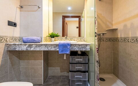 St Carles de la Ràpita 300: Armatur, Flooring, Sinken, Interior Design, Badezimmer, Bad Sink, Countertop, Fussboden, Zapfhahn, Installation
