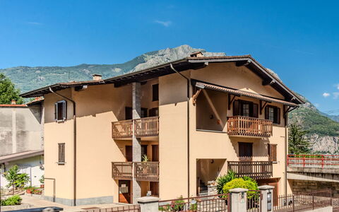 House Bigio: Wohngebiet, Zuhause, Balkon, Menschliche Siedlung, Tür, Wohnung, Gebirge, Vorort, Veranda, Bergdorf