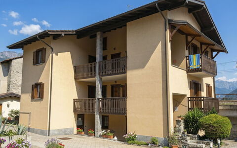 House Bigio: Wohngebiet, Zuhause, Haus, Menschliche Siedlung, Tür, Balkon, Schatten, Veranda, Bergdorf, Villa