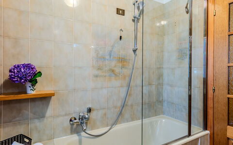 House Bigio: Badezimmer, Armatur, Badewanne, Flooring, Interior Design, Duschkopf, Dusche, Fussboden, Zapfhahn, Installation