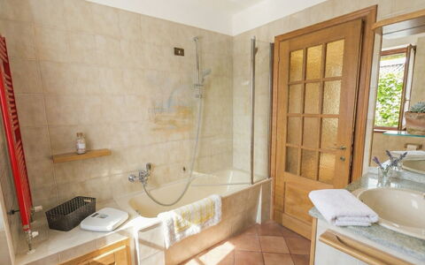 House Bigio: Interior Design, Flooring, Fussboden, Möbel, Armatur, Badezimmer, Holz, Badewanne, Zapfhahn, Zimmer