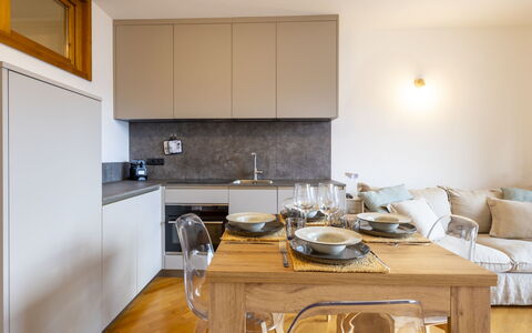 Baita Bucaneve: Möbel, Küche, Küchengerät, Interior Design, Countertop, Flooring, Wand, Cabinetry, Major Appliance, Holz